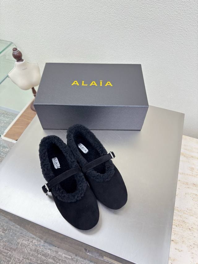 麂皮面料 羊毛里 玛丽珍单鞋 舒适温暖 Alaia 来自巴黎 一见倾心 黑色 阿莱娅还有另外性感的一面 配上不同款式，不同风格都能轻松驾驭，无论牛仔裤，西装裤，