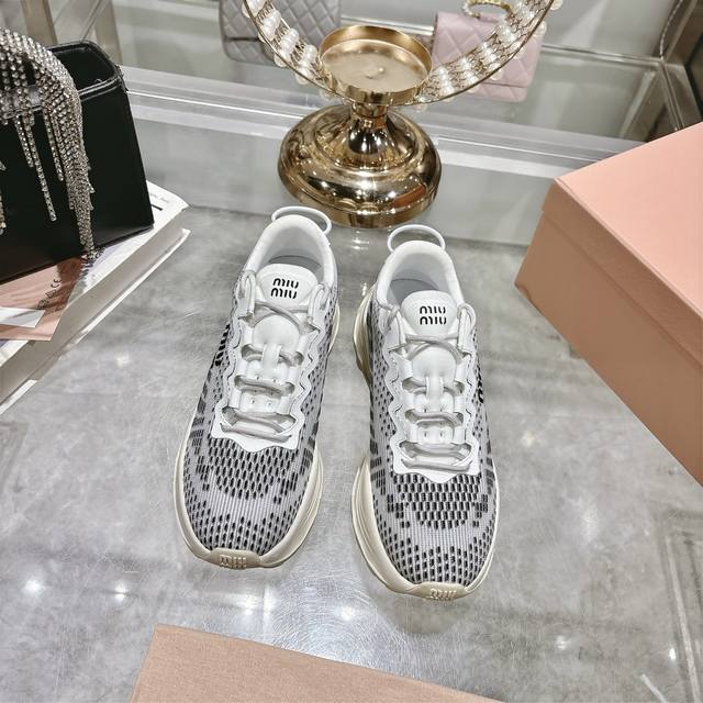 出厂 Miumiu 繆繆New Arrival～Miu家25Ss走秀新款爆款来袭网面厚底德训鞋休闲运动鞋 这款系带运动鞋妥妥的美式休闲风格～上脚超级好看舒适经典