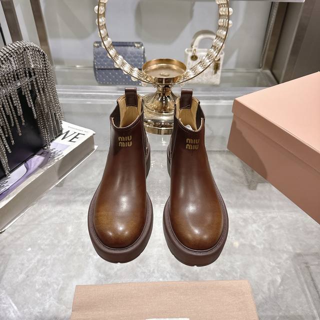出厂价P Miumiu 缪缪25S秋冬走秀新款 短靴 今年最值得入手的靴子 ！超多网红明星上脚 Miumiu今年秋冬限定款 专柜非常难买两面象巾设计 脚感超赞！