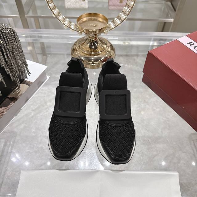 出厂钻扣 方扣 Roger Vivier 25秋冬新款Rv经典钻扣休闲鞋 原版复刻，最高版本 欧阳娜娜同款众多明星上脚，无论搭配裙装裤装休闲不失优雅！今年秋冬必