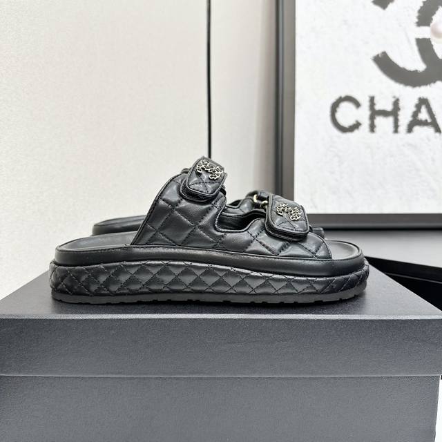 2025春夏最新面料 专柜主推魔术贴沙滩凉鞋新色系列上新 ★★★★★ 众多明星网红上脚，国内外博主刷爆的一个百搭系列，春夏衣橱搭配必备 凉鞋首选. 鞋面：进口超