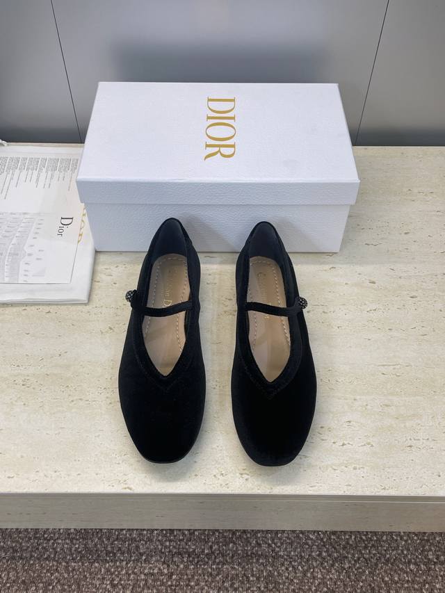 工厂P价P Dior 迪奥 2025秋冬最新时装秀高定系列新款D-New Ballet 圆头玛丽珍芭蕾舞娃娃女鞋 Cd字母Logo五金扣平底中古休闲女单鞋 材质