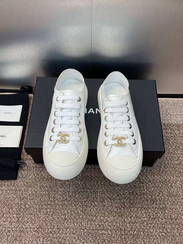 工厂P价P Chanel 香奈儿秋冬经典系列系带休闲女鞋 小香字母Logo厚底圆头拼色运动滑板鞋 材质:鞋面进口小牛皮 进口环保毛尼科技面料+水染羊皮内里+原版