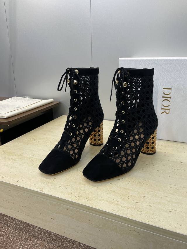 工厂P价P Dior 迪奥2025秋冬走秀高定系列D-Lcon镂空高跟女靴 Cd字母Logo 五金扣通体提花刺绣优雅后拉链低跟凉靴 明星同款朋克风粗跟方头系带流