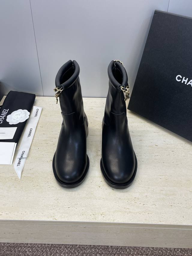 工厂P价P皮面 羊猄面 Chanel 香奈儿 2025秋冬新款朋克风格链条女短靴 小香字母Logo五金扣圆头低跟机车骑士靴 材质:鞋面进口小牛皮 进口羊猄皮+水