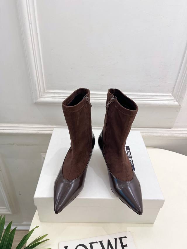 Jacquemus 2025秋冬新品 复古尖头猫跟弹力短靴 作为这两年最受欢迎的设计师牌，设计简单、细节巧妙、清新脱俗！ 不想满大街撞款的可以看看这个品牌，比较