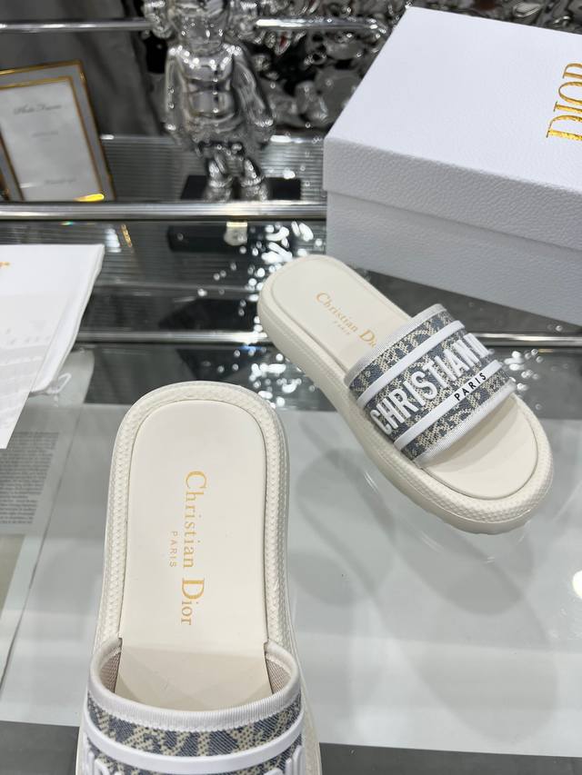 迪奥Dior春夏走秀新升级款凉鞋系列 经典厚底凉鞋 原版1：1开发 脚感柔软细腻 舒适度极高 百搭款 原版发泡大底 轻轻松松驾驭哦，3色供应中 码数 35-40