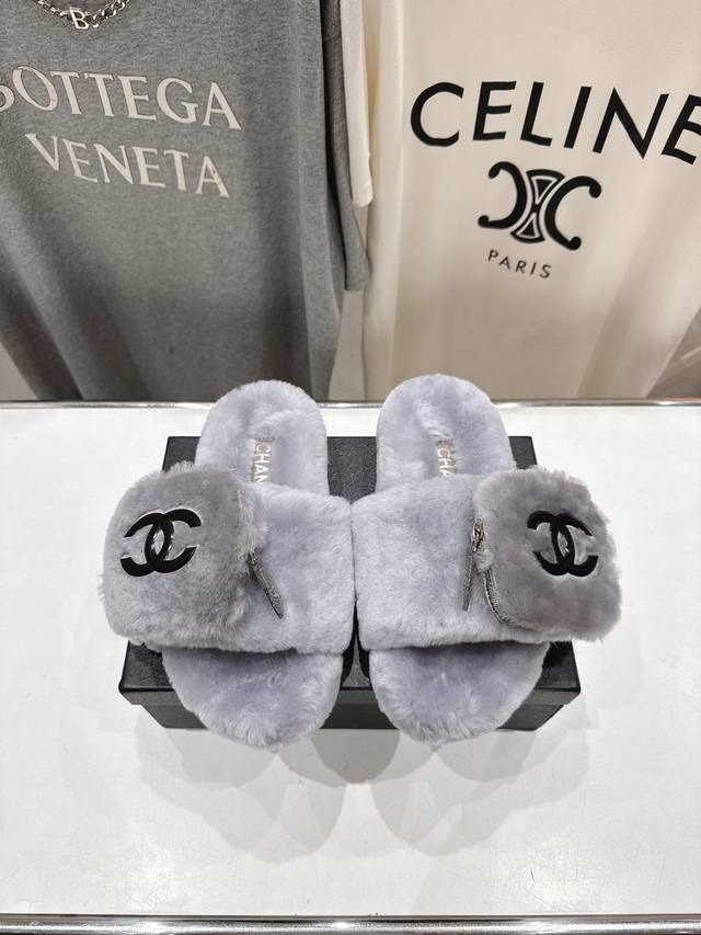 高版本出厂 官网同步.新品毛拖 顶级版本Chanel*小香2025Ss独家爆款系列毛毛拖鞋！秋冬宝藏时髦单品！随意搭配怎么穿都好看 鞋面 垫脚：原版进口羊毛 大
