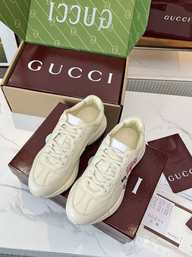 Gucci 老爹鞋，踩出你的奢华宣言 厌倦了千篇一律？渴望在人群中脱颖而出？Gucci 老爹鞋；正是你衣橱里缺失的那件风格利器！ 经典重塑，复古回潮：汲取 年代