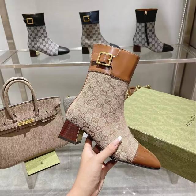 长期有货 Gucci 古奇 时尚大爆款 巧妙运用方形鞋头等设计时尚风范 面料：刺绣拼接粒面牛皮 进口混种羊皮 内里：垫脚 进口羊皮 跟高：5Cm 意大利真皮大底