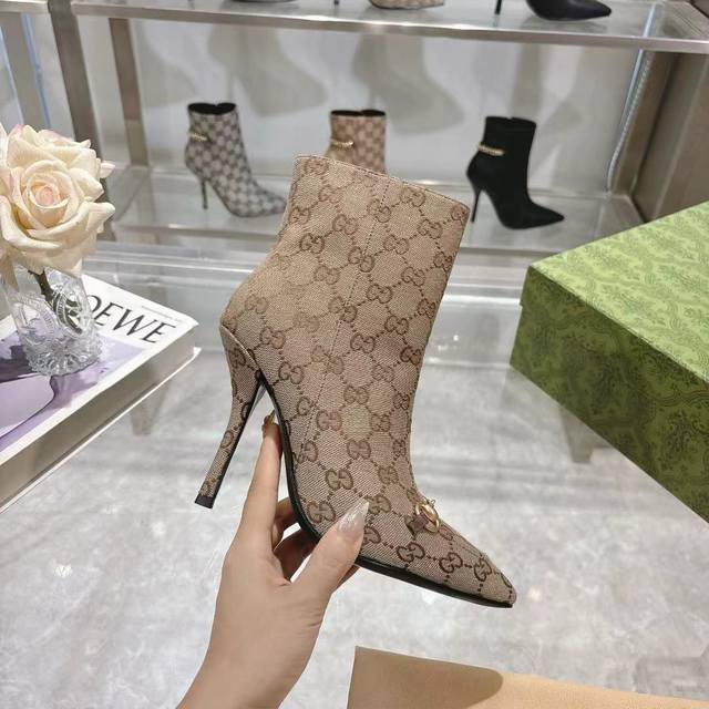 长期有货 新款！古奇 Guccⅰ 经典女鞋:原版一比一开发，精心调制的鞋楦，面料采用原版质感.进口牛皮.配原板电渡五金Gg扣 细腻到无可挑剔！ 羊皮：内里和垫脚