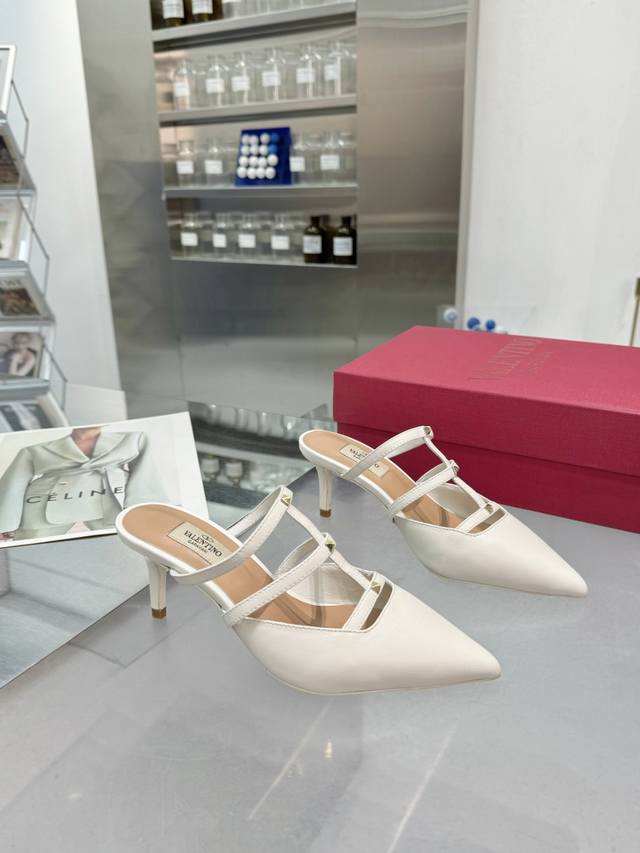 工厂P橡胶底190 皮底 Vt 春夏新款，简直不要太好看了！！！小性感的同时又带有少女的小可爱经典的V扣永不过时，这次烤漆跟Yuan版打造，你值得拥有 面料：进