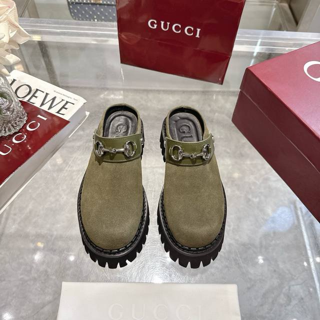 女性穆勒鞋配马衔扣 Horsebit向该品牌的马术历史致敬，多年来它已成为一个既具有历史意义又具现代感的象征。这里，它定义了这款反绒牛皮制作的女性骡子鞋。 墨绿