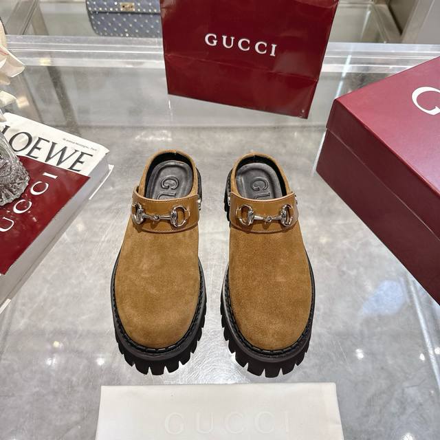 女性穆勒鞋配马衔扣 Horsebit向该品牌的马术历史致敬，多年来它已成为一个既具有历史意义又具现代感的象征。这里，它定义了这款反绒牛皮制作的女性骡子鞋。 棕色