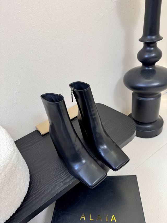 2025秋冬新款 Alaia阿莱亚 极简风时髦精侧拉链粗跟方头短靴高跟及踝靴. 时尚达人都在寻觅一双能兼顾舒适与风格的短靴 而这双无疑是这个季节的最佳答案！ 经