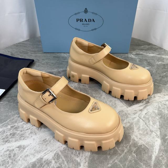 P家最新款 面：进口开边珠、牛皮 里：超软牛皮里 垫：牛皮 底：原版发泡底 标志性三角标，原版包装 Size:35-41 40.41定制