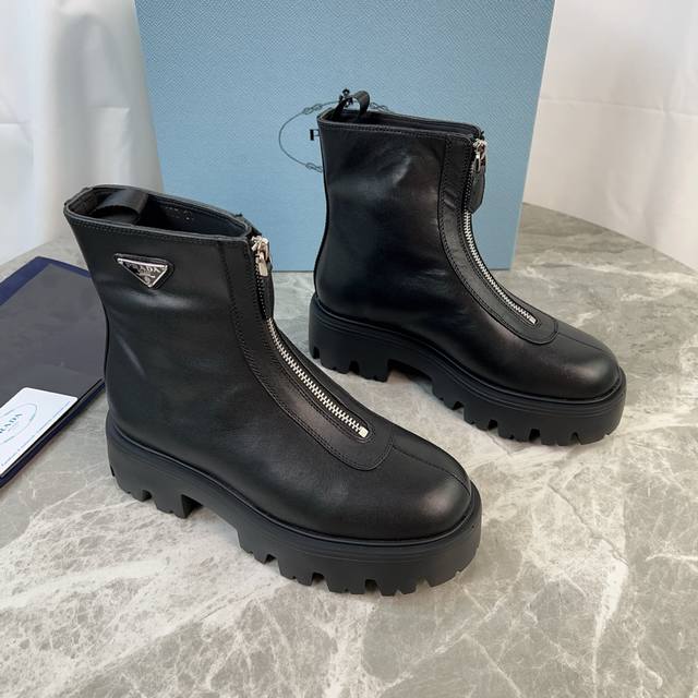 皮面加10 P家最新款 面：高丝光牛反绒、全粒面牛皮 里：进口小牛皮 垫：进口小牛皮 底：原版工艺大底 厚6Cm 标志性三角标，原版包装 Size:35-42