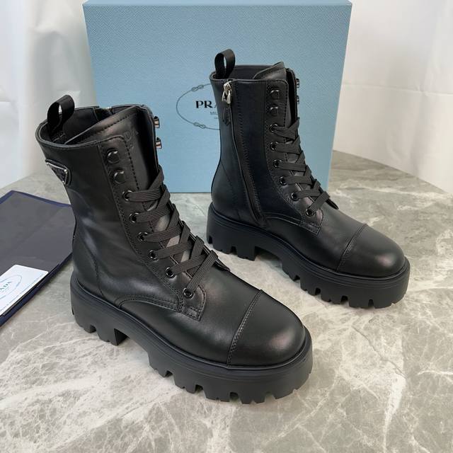 P家最新款 面：进口全粒面牛皮、高丝光牛反绒 里：进口小牛皮 垫：进口小牛皮 底：原版工艺大底 厚6Cm 标志性三角标，原版包装 Size:35-42 41.4