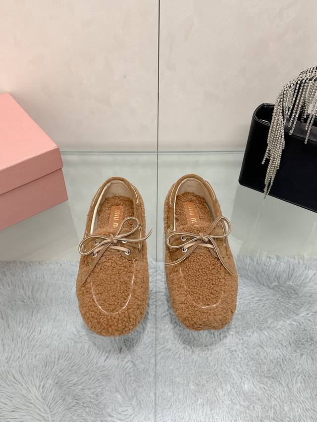 工厂P价P： Miu Miu25年走秀新款♀毛毛乐福鞋火爆来袭，常年穿搭必备单品 鞋面垫脚采用定制进口泰迪羊毛复古工艺，使整双鞋都透露着随性和洒脱，鞋面采用简约
