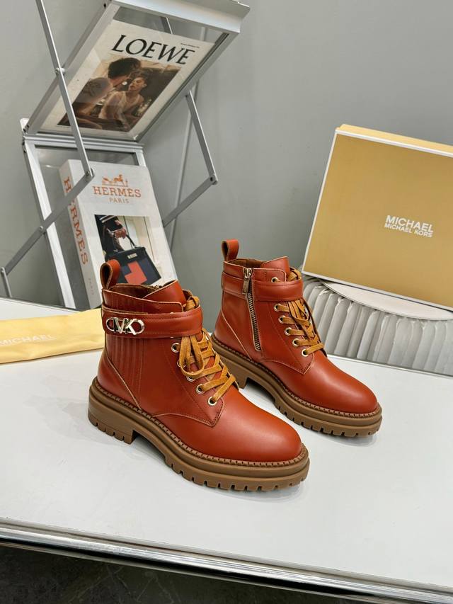 Michael Kors 2025秋冬新款马丁靴 官网同步发售： 面料：进口头层牛皮+反绒皮 内里：进口透气羊皮 大底：防滑原版橡胶大底 码数：35-41 35