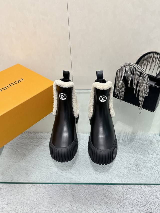 工厂P价P： 顶级版本 Lv Archlight 系列羊毛短靴 这款老爹靴子简直太飒、太太太好看了 科技感十足，日常穿搭超级抢眼，时尚博主纷纷推荐。经典的拱形设