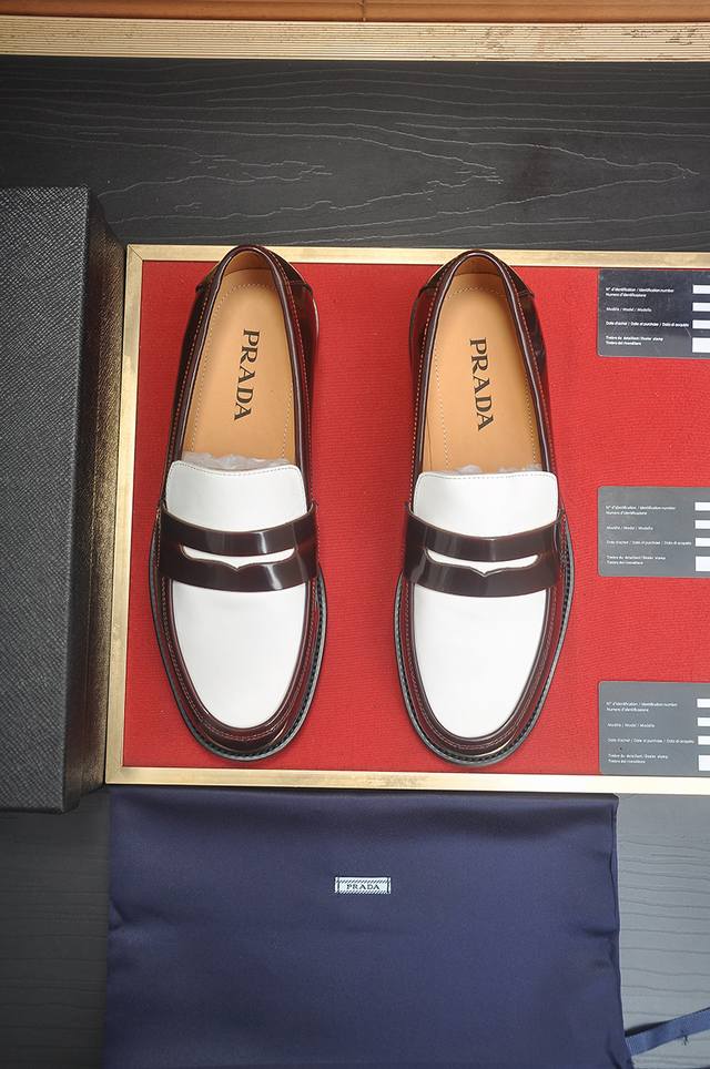 出厂价P 普拉达 全高端牛皮内里 最新真皮商务西装鞋官网同步上市，意大利进口 头层牛皮一比一重金打造，官网1:1橡胶大底。穿着百搭，高档不失档次，彩色搭配气度不