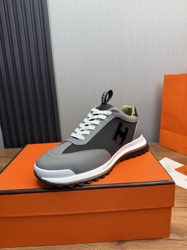 工厂P价 Hermes 爱马仕 Leader运动鞋！ 多色拼接高科技斜纹、小牛皮和麂皮山羊皮运动鞋。轻盈几何鞋底，打造时尚都市造型。 产品详情： 白色和橙色橡胶