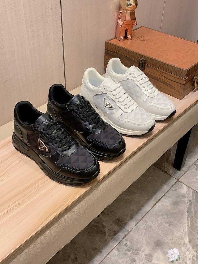 新款: 厂价 普拉达Prada* 最新爆款休闲鞋，顶端品牌 奢侈～代购，顶级～质量。 鞋面選用进口透气牛皮搭配布料材质透气羊皮垫脚 精细做工。原版个性时尚柔软橡