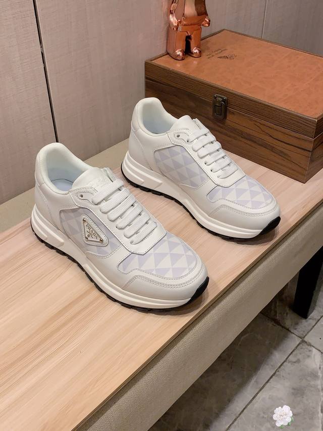 新款: 厂价 普拉达Prada* 最新爆款休闲鞋，顶端品牌 奢侈～代购，顶级～质量。 鞋面選用进口透气牛皮搭配布料材质透气羊皮垫脚 精细做工。原版个性时尚柔软橡