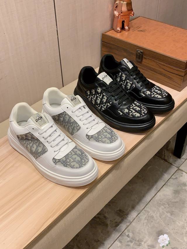 新款: 厂价 迪奥Dior* 最新爆款休闲鞋，顶端品牌 奢侈～代购，顶级～质量。 鞋面選用进口透气牛皮搭配布料材质透气羊皮垫脚 精细做工。原版个性时尚柔软橡膠耐