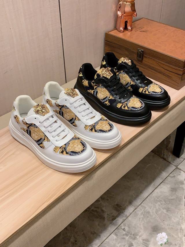 新款: 厂价 范思哲Versce* 最新爆款休闲鞋，顶端品牌 奢侈～代购，顶级～质量。 鞋面選用进口透气牛皮搭配布料材质透气羊皮垫脚 精细做工。原版个性时尚柔软