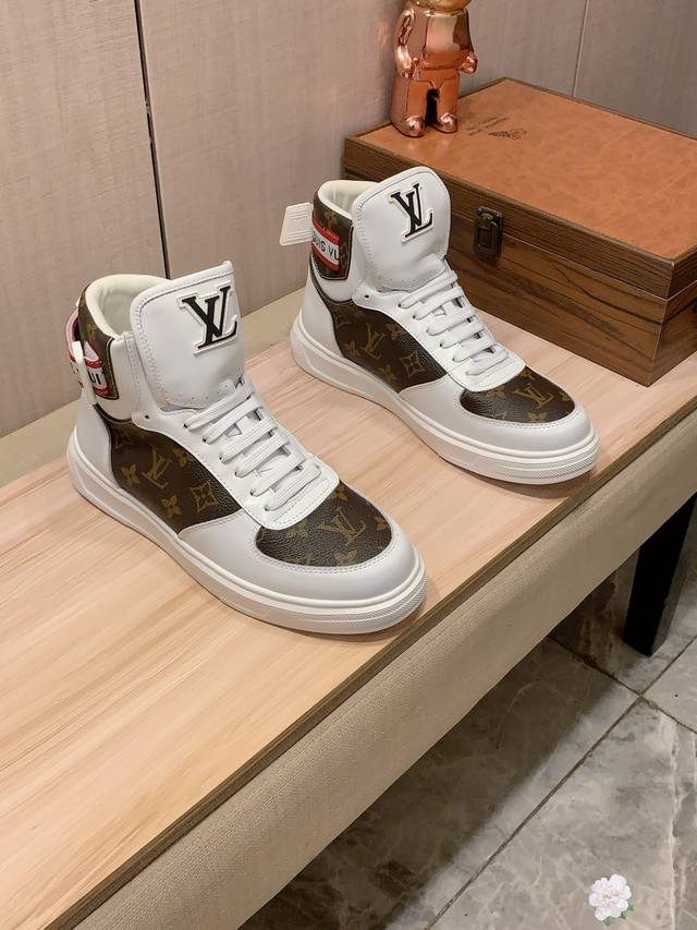 高帮新款: 厂价 Lv* 最新爆款休闲鞋，顶端品牌 奢侈～代购，顶级～质量。 鞋面選用进口透气牛皮搭配布料材质透气羊皮垫脚 精细做工。原版个性时尚柔软橡膠耐磨防