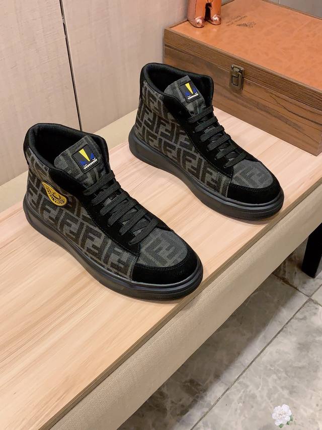 高帮新款: 厂价 芬迪Fendi* 最新爆款休闲鞋，顶端品牌 奢侈～代购，顶级～质量。 鞋面選用进口透气牛皮搭配布料材质透气羊皮垫脚 精细做工。原版个性时尚柔软