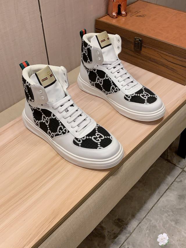 新款: 厂价 古奇Gucci* 最新爆款休闲鞋，顶端品牌 奢侈～代购，顶级～质量。 鞋面選用进口透气牛皮搭配布料材质透气羊皮垫脚 精细做工。原版个性时尚柔软橡膠