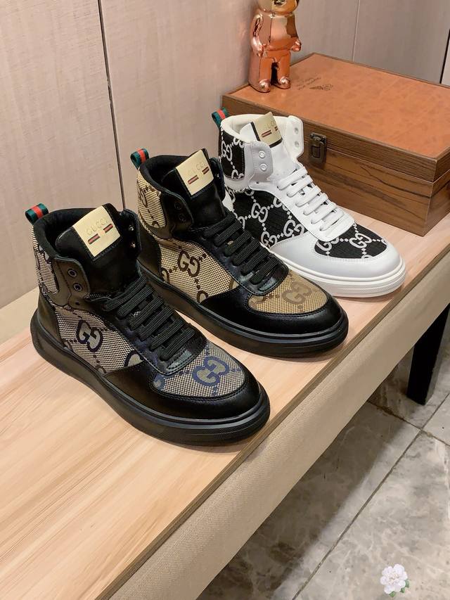 新款: 厂价 古奇Gucci* 最新爆款休闲鞋，顶端品牌 奢侈～代购，顶级～质量。 鞋面選用进口透气牛皮搭配布料材质透气羊皮垫脚 精细做工。原版个性时尚柔软橡膠