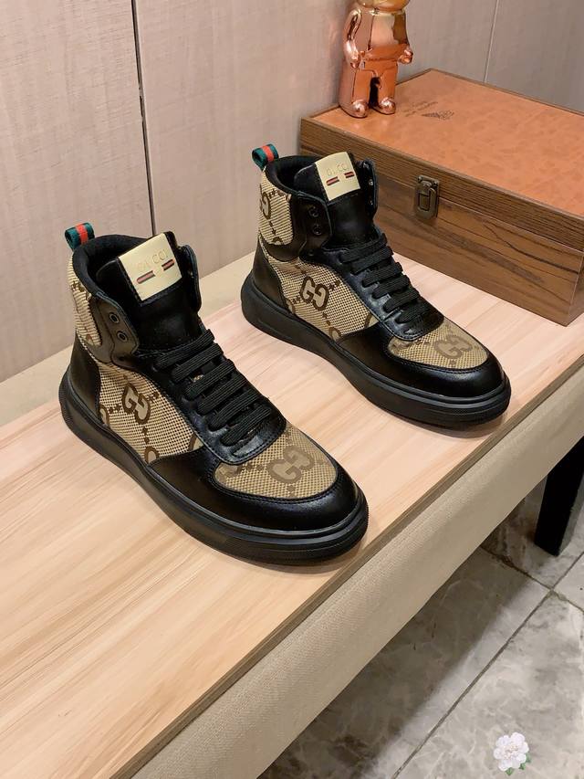 新款: 厂价 古奇Gucci* 最新爆款休闲鞋，顶端品牌 奢侈～代购，顶级～质量。 鞋面選用进口透气牛皮搭配布料材质透气羊皮垫脚 精细做工。原版个性时尚柔软橡膠