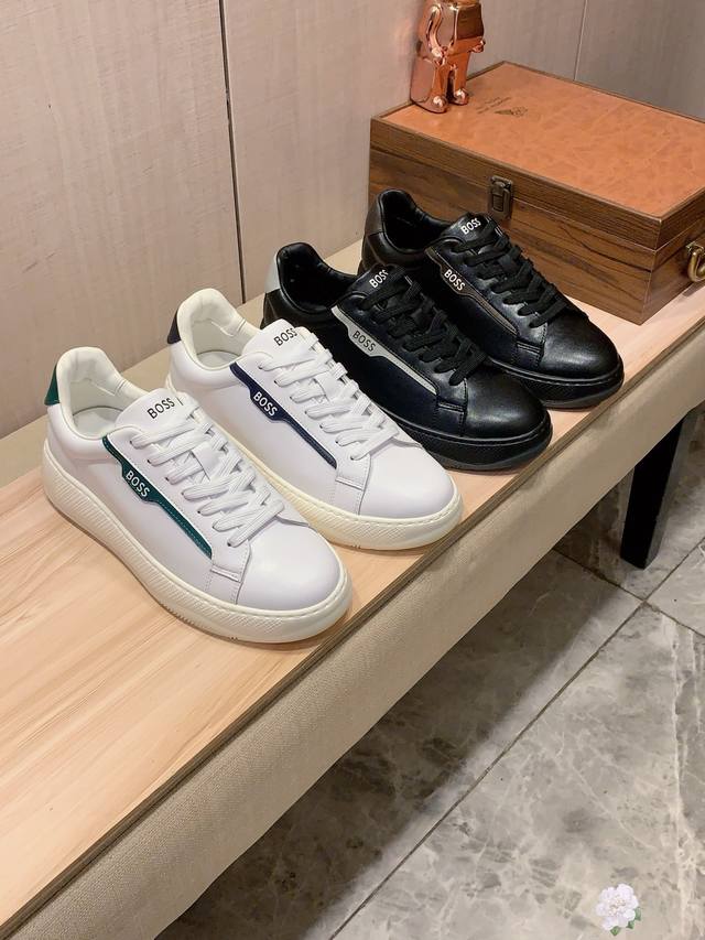 新款: 厂价 Boss* 最新爆款休闲鞋，顶端品牌 奢侈～代购，顶级～质量。 鞋面選用进口透气牛皮搭配材质透气羊皮垫脚 精细做工。原版个性时尚柔软橡膠耐磨防滑大