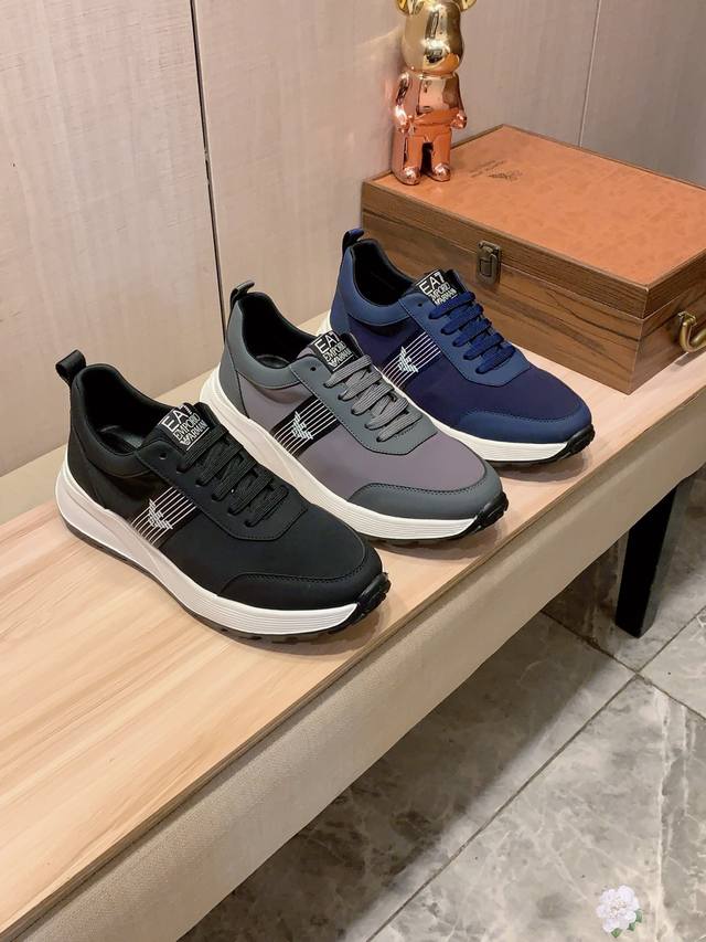 新款: 厂价 阿玛尼Armani* 最新爆款休闲鞋，顶端品牌 奢侈～代购，顶级～质量。 鞋面選用进口透气牛皮搭配材质透气羊皮垫脚 精细做工。原版个性时尚柔软橡膠