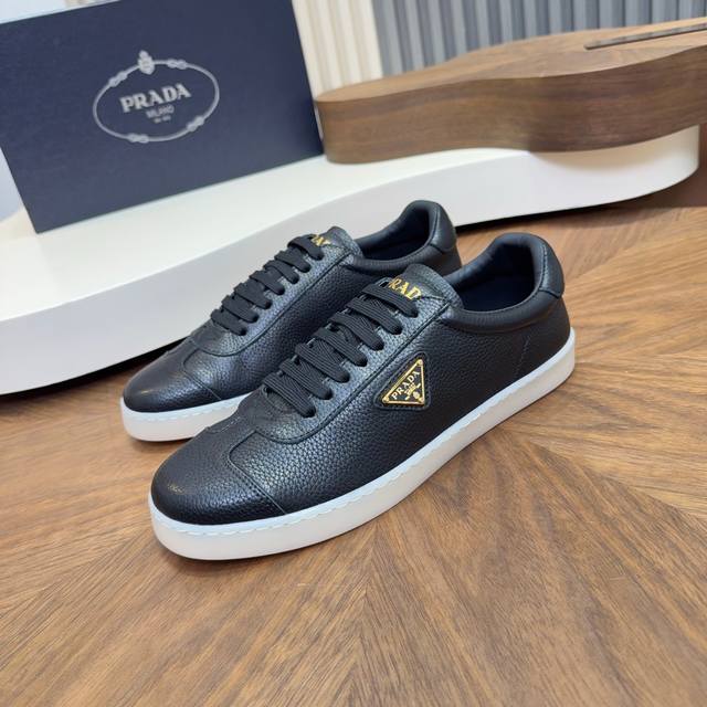 Prad*新款男士鞋驾车鞋，面料采用全进口牛皮，看得见的质感，重工车线，内里本染小牛皮，标配Logo牛皮垫脚，大牌体验，上脚柔软舒适，男士臻享，专用防滑耐磨橡胶