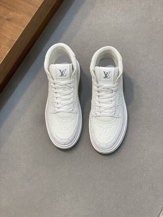 L家Rivoli高帮运动鞋-顶级品质 本款运动鞋取材意大利进口荔枝纹小牛皮配官料拼接而成，秋冬系列的关键讯息。简约设计延续品牌标志性格调。鞋舌和后侧的品牌标识压