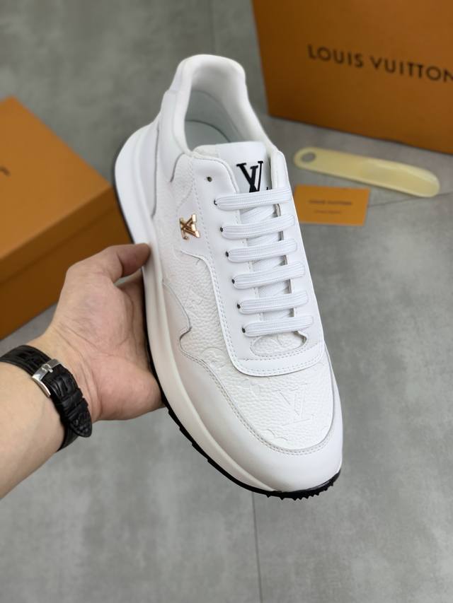工厂P价P 实价 路易威登 Lv 官网最新款休闲时尚男鞋爆款版型简洁大气，潮男专属.独有的官网最新品牌元素原版装饰，时尚又大方，面料采用原版小牛皮 舒适透气网布
