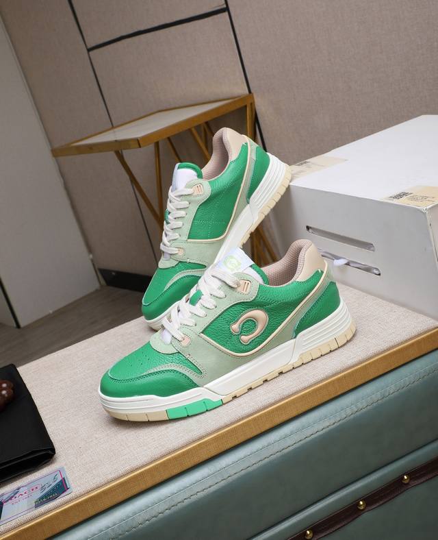 出厂价P 官网上新！Coach蔻驰独家新款男士低帮休闲系带板鞋，休闲时尚百搭款,四季可穿！！板鞋可以说是每年最流行的一款鞋了，适合现在年轻人的潮流选择，这款休闲