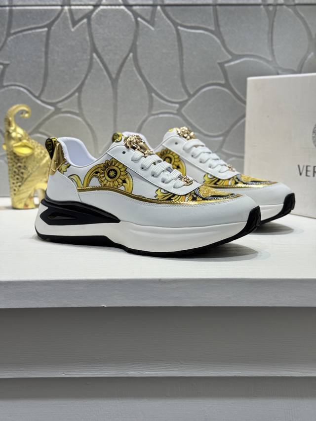 Versac＊范思哲 顶级代购专柜同步发售。鞋底：原厂特供原版底，独家活动成型底超级舒适，原厂跟单货，高品质多色拼接设计做工精致细腻，细节决定品质只为用心做好鞋