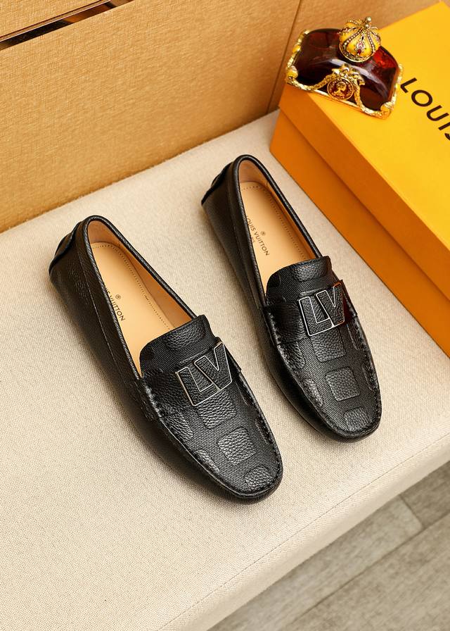 商品商标：Louis Vuitton 路易威登 豆豆鞋 正码码数: 38-44 45.46订做 商品材料：精选 头层小牛皮压花鞋面+奢华五金扣，进口猪皮内里。强