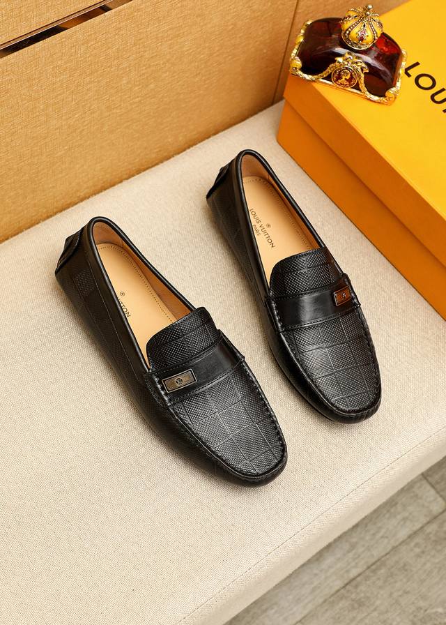 商品商标：Louis Vuitton 路易威登 豆豆鞋 正码码数: 38-44 45.46订做 商品材料：精选 头层小牛皮压花鞋面+经典五金扣，进口猪皮内里。强