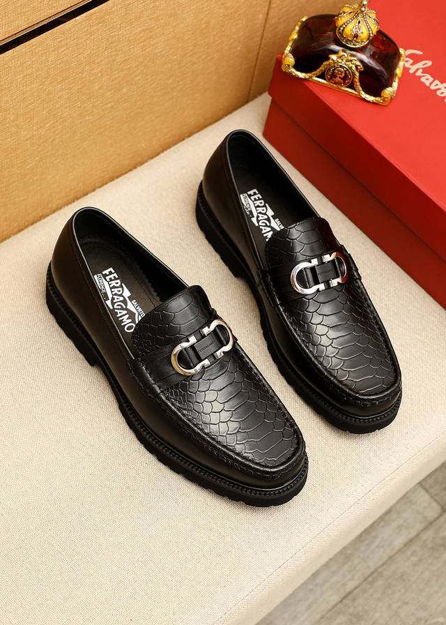 商品商标：Ferragamo 菲拉格慕 休闲皮鞋 正码码数: 38-44 45.46订制 商品材料：精选 进口头层小牛皮鞋面+原版五金扣，进口水染牛皮内里。强烈