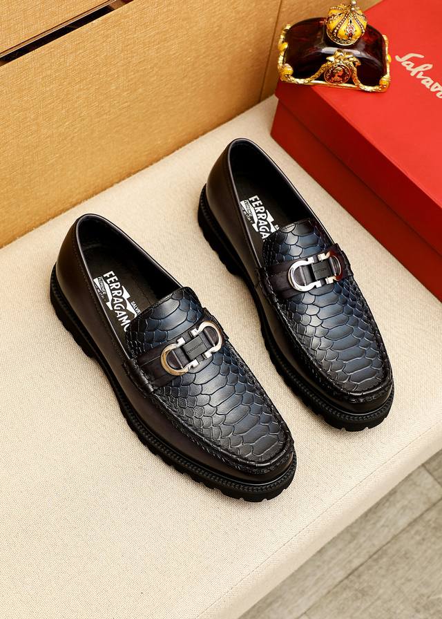 商品商标：Ferragamo 菲拉格慕 休闲皮鞋 正码码数: 38-44 45.46订制 商品材料：精选 进口头层小牛皮压花鞋面+原版五金扣，进口水染牛皮内里。