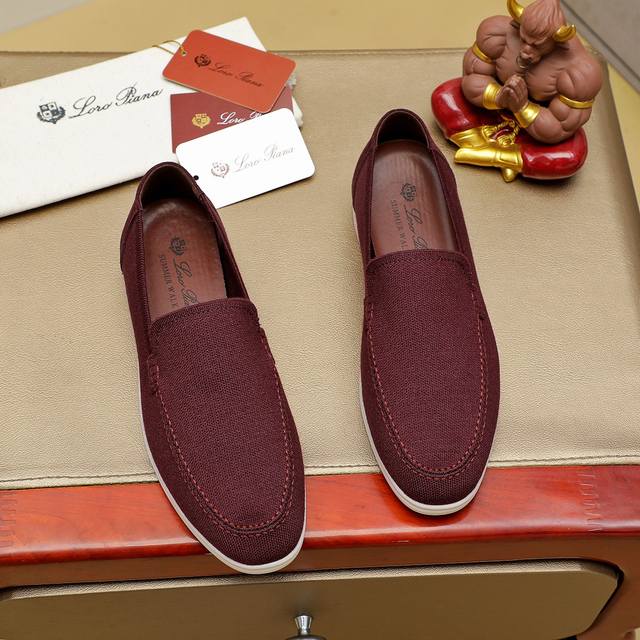 工厂P价 Loro Piana莫卡辛鞋采用Wish羊毛面料制成。鞋面如针织品一般，采用织机制作，再与橡胶鞋底加装在一起。Rain System的防泼水处理提升了