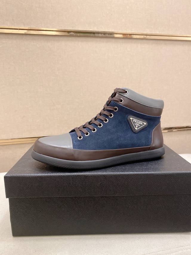 工厂P价 普拉达 官网最新款高帮休闲时尚男鞋，爆款版型简洁大气，潮男专属.独有的官网最新品牌元素元素原版装饰，时尚又大方，面料原版牛皮羊皮内里，官网指定耐磨休闲