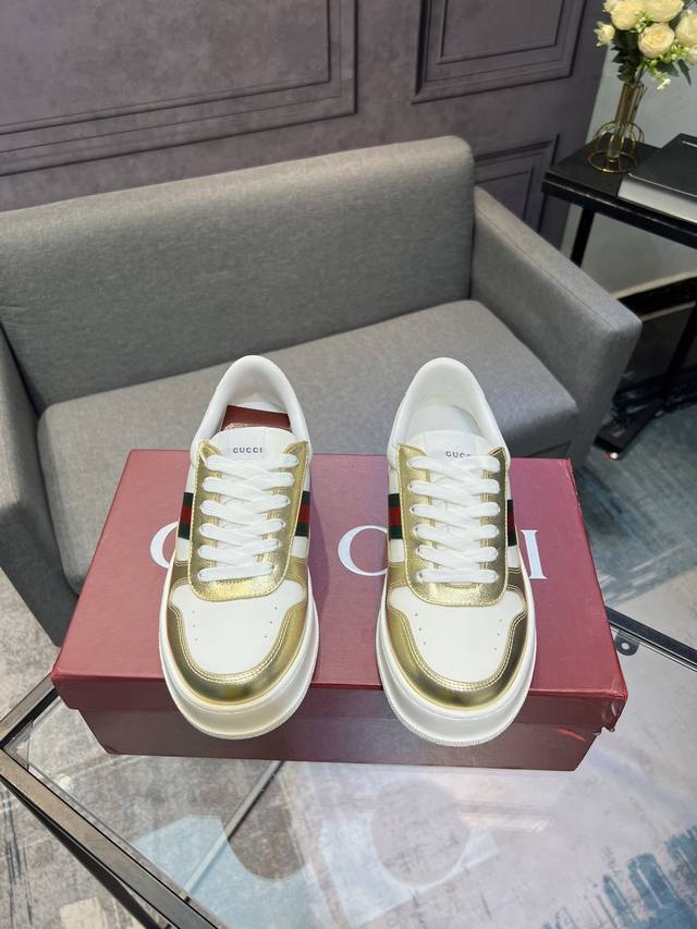 Gucci 专柜最新情侣款饼干鞋 代购级别 Gucci 最新Ip轻质厚底小白鞋上脚秒内**4Cm！！简约 好搭且复古韵味十足～鞋舌最新防伪布标。且带电子芯片防伪